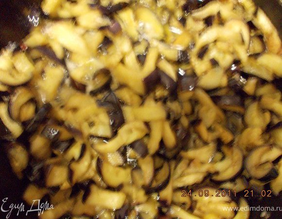 Баклажаны хорошо отжать и обжарить на масле.