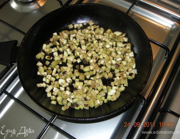 Баклажан нарезать на кубики размером 1/2 см и обжарить на растительном масле до золотистого цвета. 