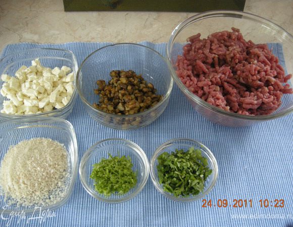 Сыр Феты нарезать на кубики размером 1/2 см, порубить мелко кинзу, натереть цедру лимона на мелкой терке. Всё это соединить с перемолотой бараниной, туда же добавить панированные сухари и пожаренные баклажаны. Посолить и поперчить по вкусу. 