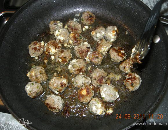 Фарш осторожно перемешать и формировать небольшие тефтели. Жарить на растительном масле до готовности.