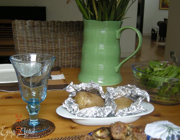 Подавать тефтели с соусом дзадзики.Можно также подать запеченную в фольге картошку и зеленый салат!  