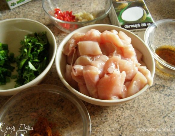 Нарежьте курицу кубиком, нарубите зелень, перец чили освободите от семян и мелко нарежьте, чеснок и имбирь измельчите произвольно. 