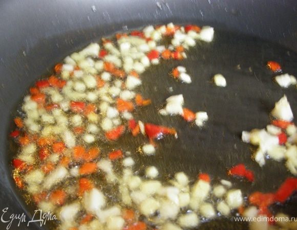 На масле обжарьте чили, чеснок и имбирь.