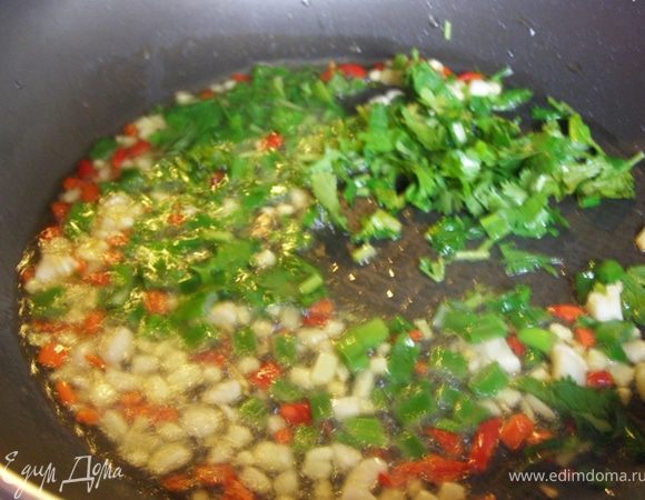 Добавьте зелень, обжарьте.