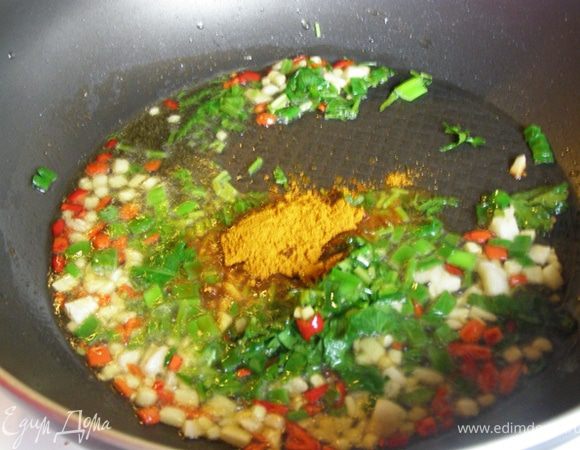 Добавьте карри и хорошо обжарьте все вместе. Предварительное обжаривание ароматных ингредиентов делает блюдо более ярким по вкусу.