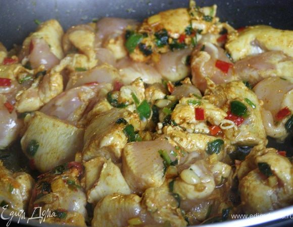 Выложите курицу и продолжайте оюжаривать еще 3–5 минут.