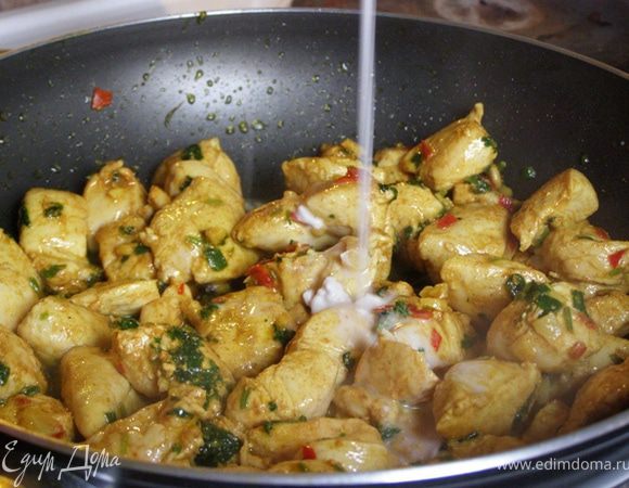 Далее влейте в курицу кокосовое молоко.