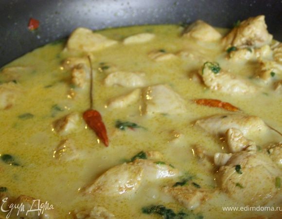 Это блюдо должно быть весьма острым. Я попробовала его в процессе тушения, оказалось, что перец чили мне попался недостаточно острый, поэтому мне пришлось добавить к курице несколько сушеных перчиков.