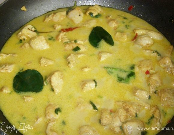 В конце тушения добавьте листики лайма и влейте рыбный соус. Попробуйте, если соли недостаточно, посолите еще.