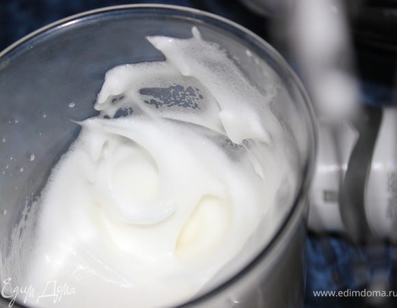 Итак, приступим к нашим шарикам)
Белки взбить до густых пиков.