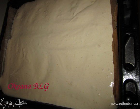 Приготовить бисквит по рецепту http://www.edimdoma.ru/recipes/29318#commenting_313729 . Выпекать на большом квадратном противне, застеленным пергаментной бумагой. 