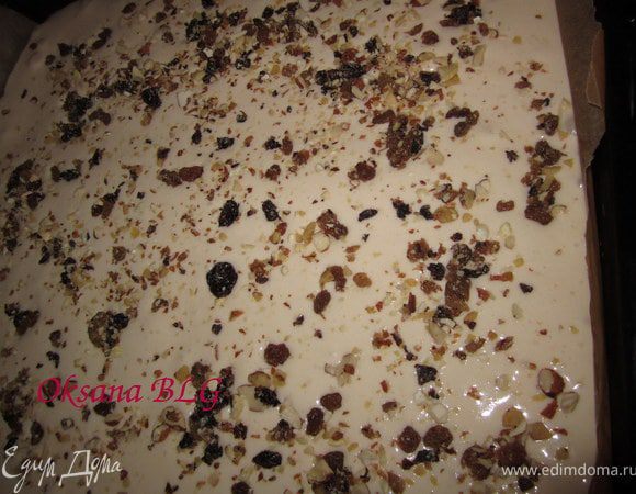 Белый бисквит посыпать измельченными орехами.