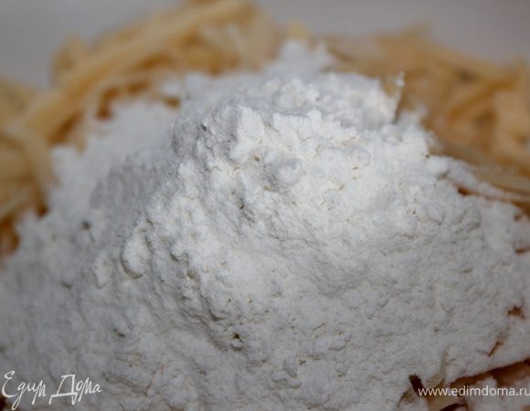 Сыр смешать с мукой.