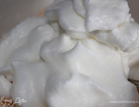 Добавить взбитые белки.