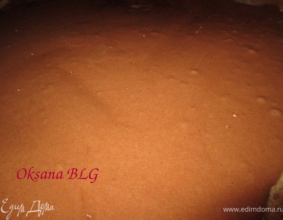 Так же приготовить шоколадный бисквит.
Вылить на противень застеленный пергаментной бумагой.