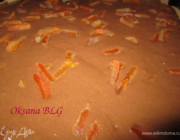 Сверху выложить кусочки кураги.