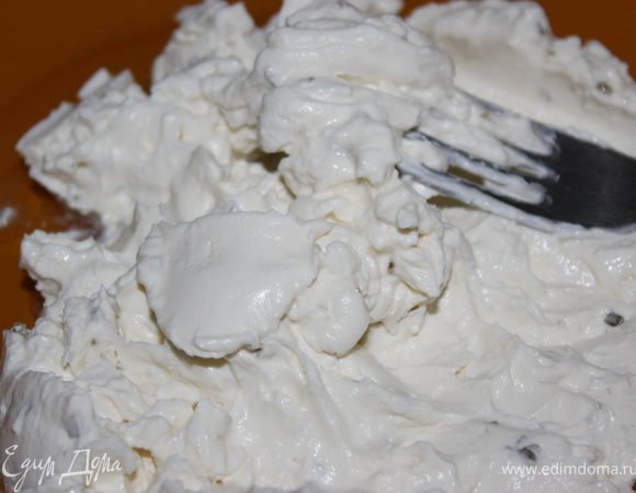 Тем временем приготовим соус.
Творожный сыр помять вилкой.