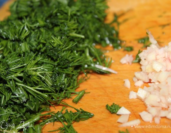 Укроп и чеснок мелко порезать.