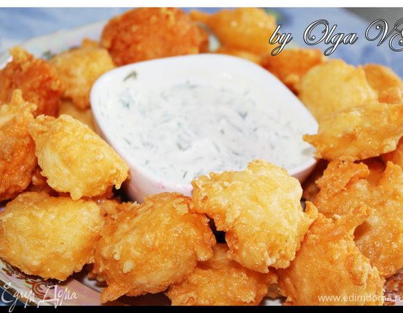 По истечении времени добавляем в сливки наш творожный сыр и все хорошенько перемешиваем. И все, выливаем наш соус в пиалу, а рядышком укладываем наши шарики. Можно начинать смаковать)))