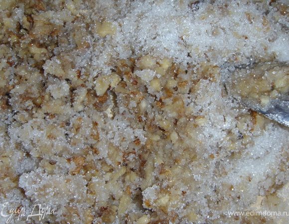 Добавить сахар и ванильный сахар, перемешать.