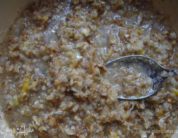 Лимон, вместе с цедрой, натереть на крупной терке. Добавить в ореховую смесь, перемешать.