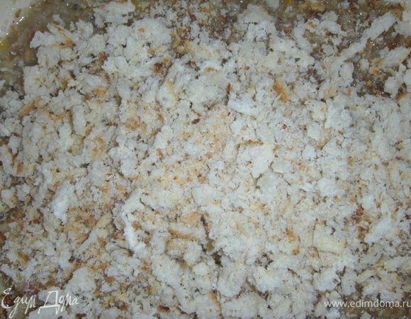 Хлеб покрошить мелко, тоже в ореховую смесь. Все тщательно перемешать.