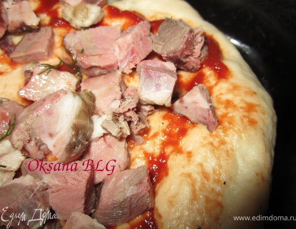 Мясо нарезать кубиком.Тесто смазать томатным соусом или кетчупом. Выложить мясо.