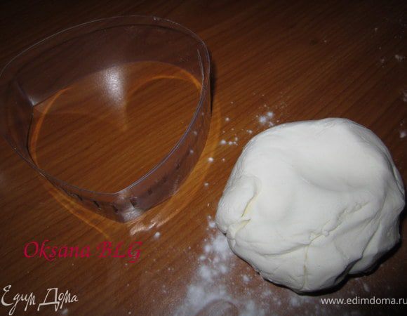 Предварительно приготовить из мастики(желатиновая+мармышковая 1:1) воротник. Для этого нужно вырезать из картона, или если есть дома новая рубашка))) достать из воротника пластмассовую стоечку (протиреть ее спиртом или водкой или просто вымыть с мылом и высушить).