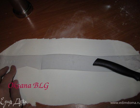 Раскатать мастику. Вырезать полочку нужной длинны, по ширине она должна быть в два раза больше стоечки для воротника.