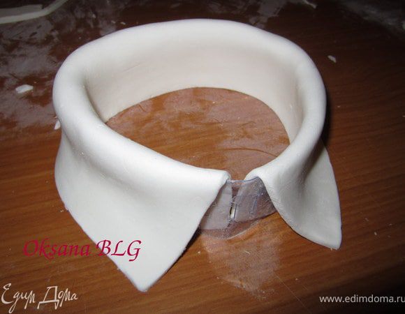 Аккуратно выложить воротник на стоечку.Оставить сушиться.