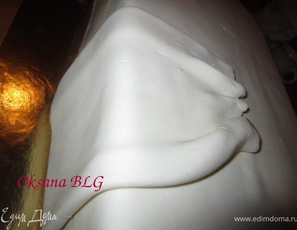 Из остатков мастики сделать рукав.