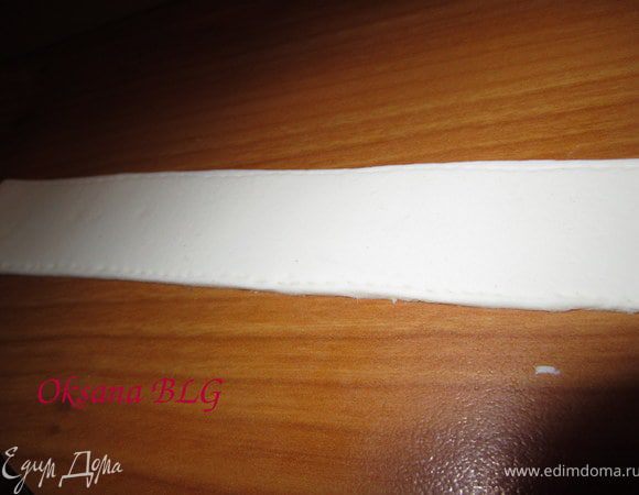 Вырезать длинную полочку. зубочисткой по двум краям сделать строчку.