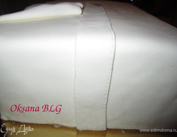 Прикрепить к торту, немного смочив полосочку водой.