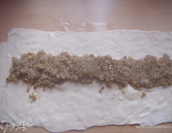 Тесто разделить на 4 части,раскатать на масле. Выложить начинку по центру.