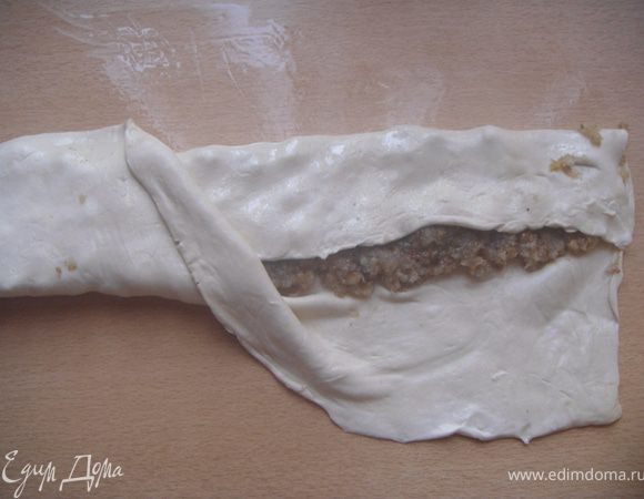Накрыть начинку сначала одной стороной, потом второй.