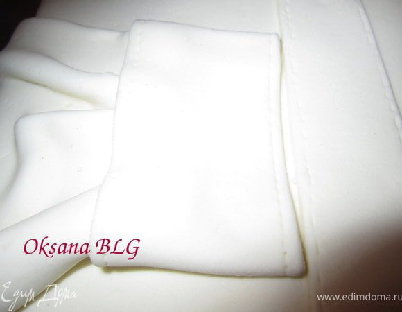 Вырезать манжет на рукав.