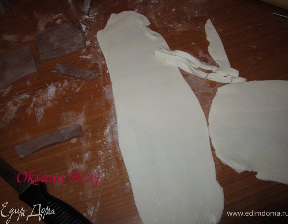 Галстук. Раскатать белую мастику, немного смазать водой.