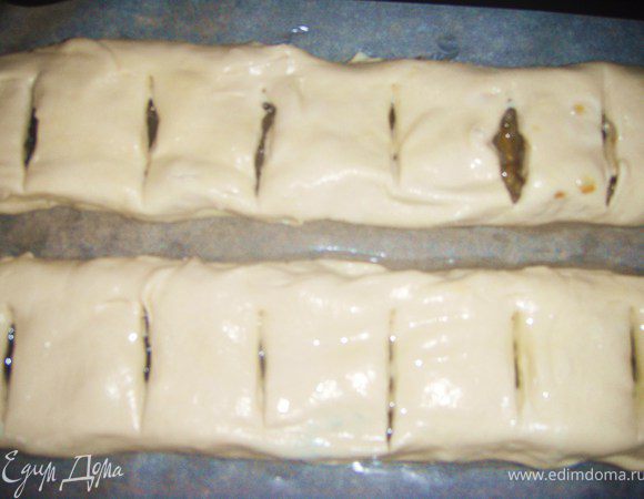 Выложить на смазанный маслом противень, выложить рулеты, надрезать порционно, и в каждый надрез налить немного масла.