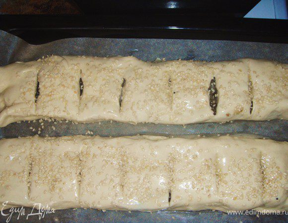 Смазать яйцом и посыпать кунжутом.