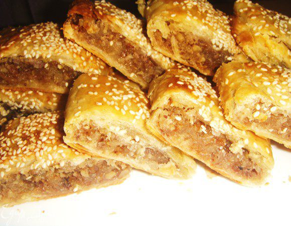 Разрезать на порции. Хранить его можно около 5 дней в плотно закрытой посуде. У нас она выжила всего 2 дня))) Приятного аппетита!