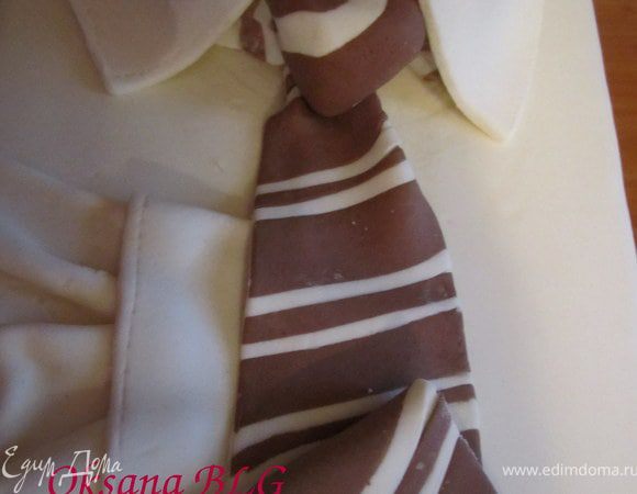 Сверху на торт крепим воротник(предварительно достать пластмассовую стоечку) и галстук.