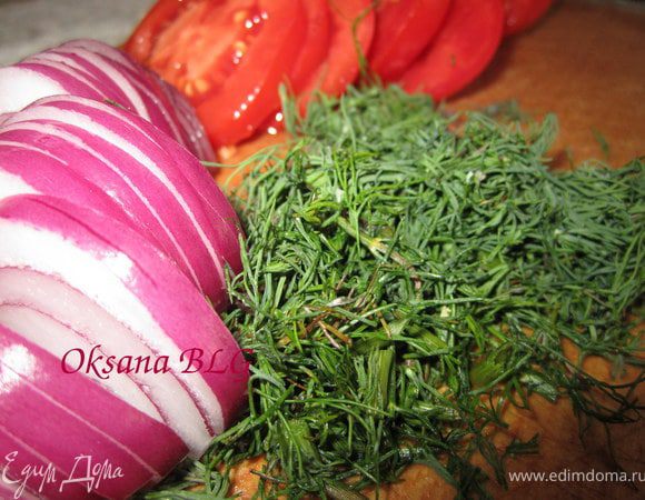 Лук нарезать полукольцами. Помидоры тоненькими кружочками. зелень измельчить.