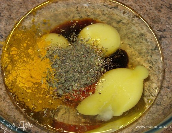 В миске смешиваем яйца, соевый соус, рыбный соус, соус чили с чесноком, пасту чили, сухие травки, оливковое масло.