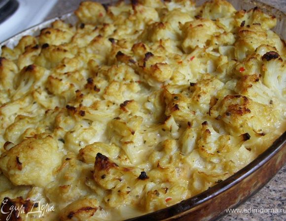 Ставим в предварительно нагретый духовой шкаф и запекаем при 220 градусах до золотистой корочки. Запеканка готова! Будет очень вкусно, если при подаче посыпать кусочек запеканки рубленной зеленью кинзы. Попробуйте! Оторваться невозможно! Лишний кусочек на привесах не скажется)))