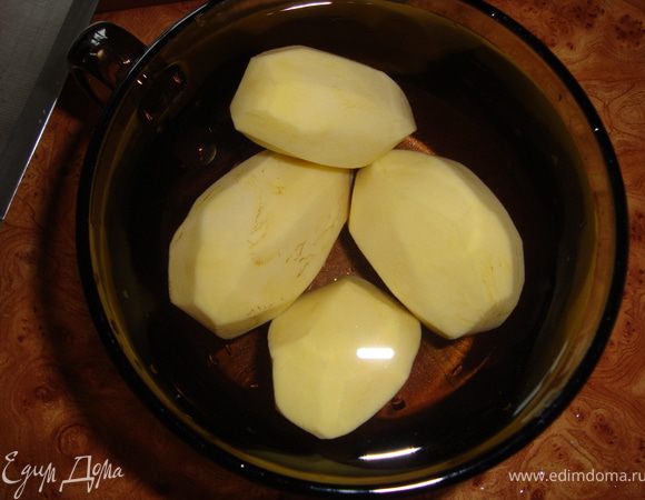 Как обычно варим бульон, снимая в процессе варки пену. Не забываем посолить.
Пока варится бульон готовим овощи. Чистим картошку (у меня были мелкие клубни и я взяла 4 шт)...