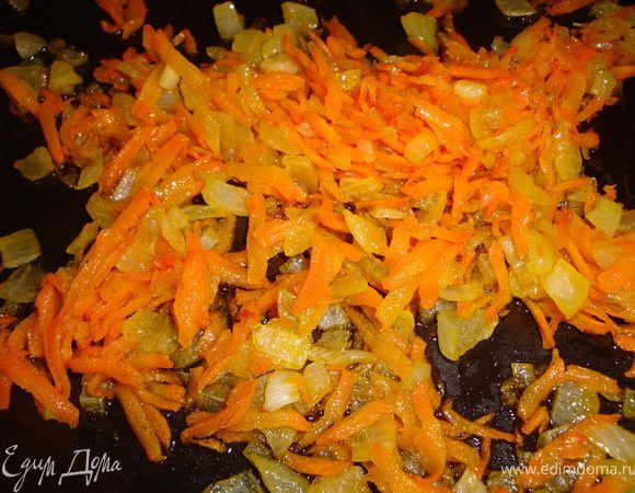 Чистим, моем лук и морковь. Шинкуем лук, натираем на крупной терке морковь и все вместе пассеруем на растительном масле...