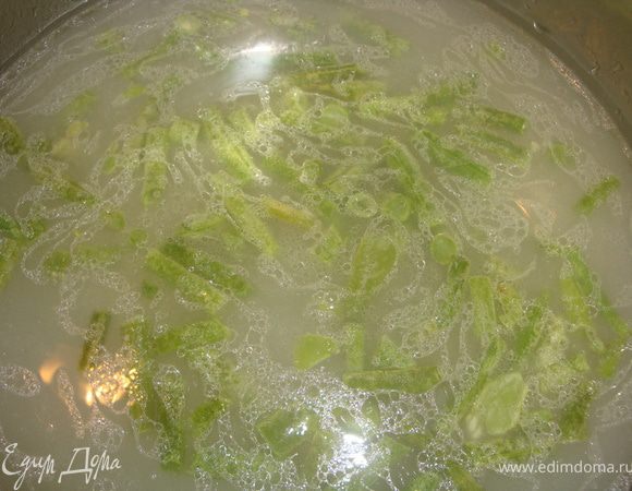 Когда бульон будет готов, вынимаем мясо. В кипящий бульон опускаем фасоль...