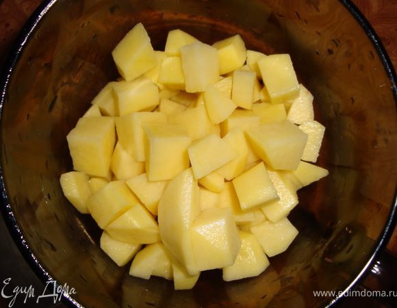 Через 5 минут положить капусту. Пока фасоль с капустой варятся (минут 5), режем картошку мелкими кубиками...