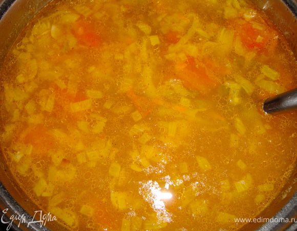 В суп добавляем картофель, пассерованные лук и морковь, помидоры, а также корень петрушки (если есть). За 5 минут до готовности добавить прокипяченный квас (опять же, если есть) и красный молотый перец.