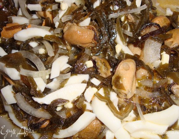 Мелко порезать лук, добавить морскую капусту (если жидкости в баночке слишком много - лучше слить), подкопченные мидии, мелко порубленные яйца, перец и заправить маслом от мидий.